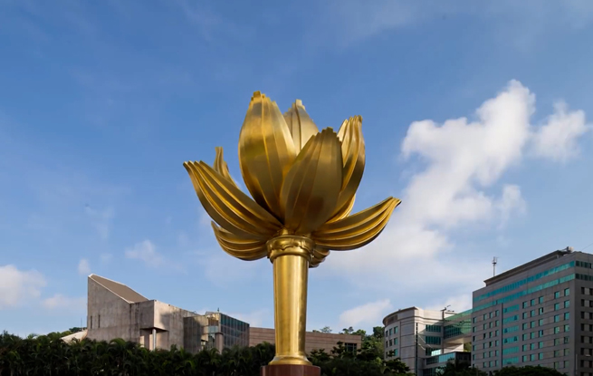 根深葉茂，本固枝榮。三十年來，澳門基本法為澳門實(shí)現(xiàn)平穩(wěn)過渡、順利回歸及至長期繁榮穩(wěn)定提供了堅實(shí)的法治保障。今日之澳門民生福祉不斷提升，經(jīng)濟(jì)適度多元發(fā)展，“愛國愛澳”核心價值薪火相傳，充分彰顯“一國兩制”的強(qiáng)大生命力。