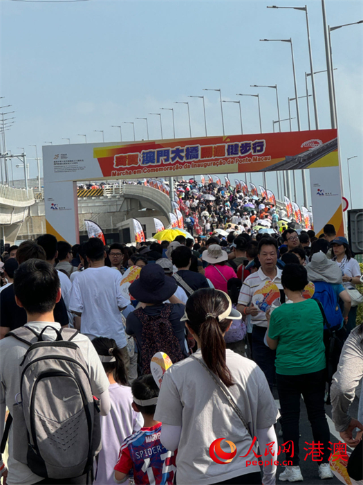 澳門居民踴躍參加“齊賀澳門大橋開(kāi)通健步行”活動(dòng)。（本報(bào)記者富子梅攝）