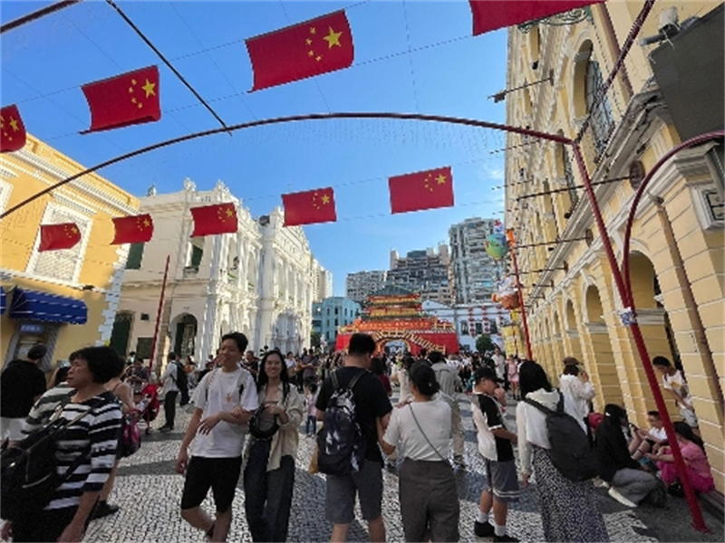 裝點(diǎn)一新的澳門議事亭前地國慶節(jié)游人如織。（澳門特區(qū)政府新聞局供圖）