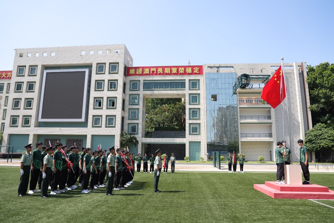 澳門學(xué)界升旗隊(duì)隊(duì)員學(xué)習(xí)升掛國旗的相關(guān)動(dòng)作。澳門特別行政區(qū)政府教育及青年發(fā)展局供圖