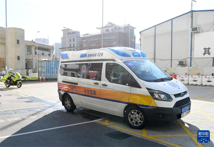 10月31日，一輛參與演練的深圳救護(hù)車駛?cè)胂愀弁烷T醫(yī)院。新華社記者 陳鐸 攝