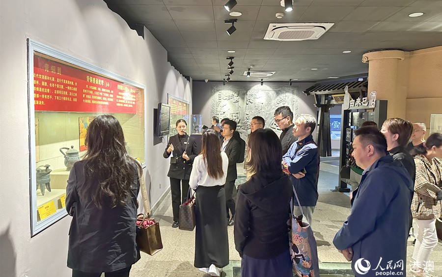 香港安徽聯(lián)誼總會(huì)回鄉(xiāng)團(tuán)參觀安徽古井集團(tuán)。人民網(wǎng) 吳宇揚(yáng)揚(yáng)攝