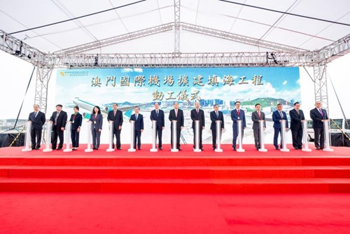 圖為澳門特區(qū)行政長(zhǎng)官賀一誠(chéng)、澳門中聯(lián)辦主任鄭新聰?shù)瘸鱿瘎?dòng)工儀式。澳門國(guó)際機(jī)場(chǎng)專營(yíng)股份有限公司供圖