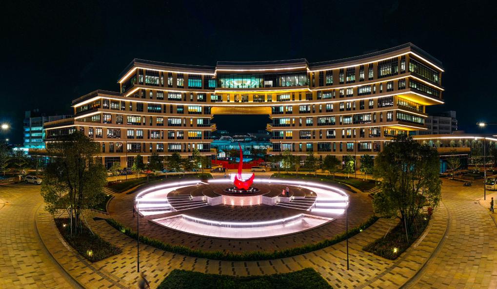 香港科技大學(xué)（廣州）校園行政樓前廣場上的“紅鳥日晷”雕塑（8月15日攝，無人機照片）。 新華社記者 劉大偉 攝