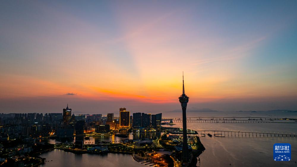 8月8日，澳門半島的晨曦（無(wú)人機(jī)照片）。