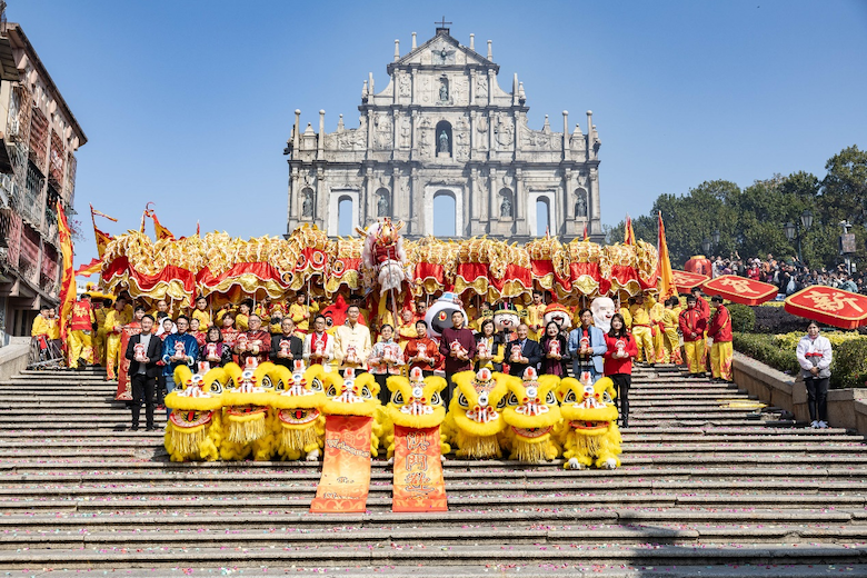 圖為大金龍巡游隊(duì)伍在大三巴牌坊前集結(jié)。澳門特區(qū)政府新聞局供圖