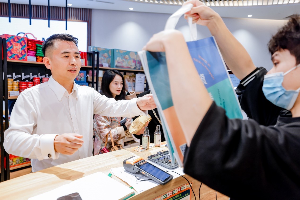 市民和游客采購體驗(yàn)葡語國家特色商品。主辦方供圖