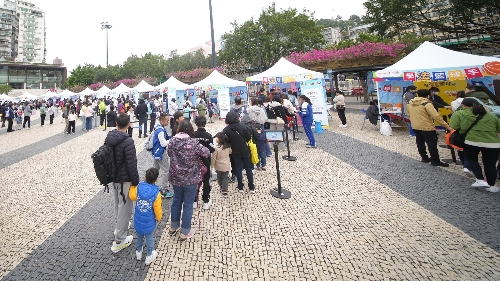圖為嘉年華活動的普法攤位吸引市民參與。主辦方供圖