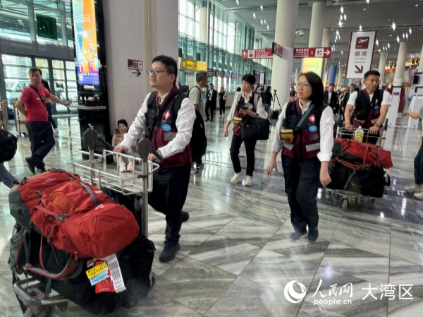 圖為醫(yī)療隊從澳門國際機場出發(fā)赴緬甸。人民網(wǎng)記者 富子梅攝