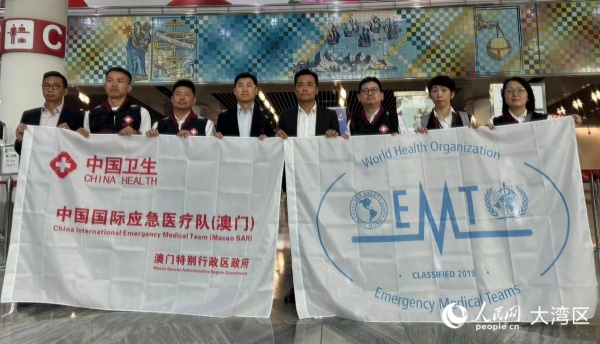 圖為中國國際應(yīng)急醫(yī)療隊（澳門）成員與羅奕龍等合影。人民網(wǎng)記者 富子梅攝