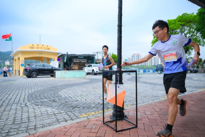 圖為選手們在獨(dú)具特色的路環(huán)賽道上。主辦方供圖