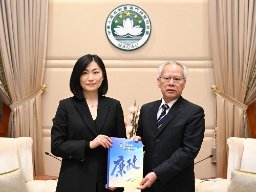圖為廉政專員歐陽湘向行政長官岑浩輝提交《2024澳門廉政公署工作報告》。（澳門特區(qū)廉政專員辦公室供圖）