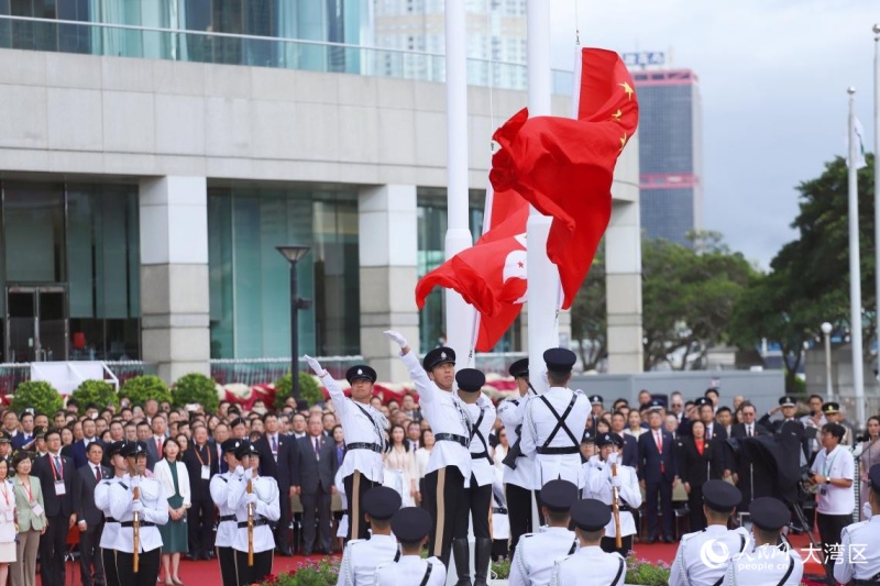 7月1日，香港特區(qū)政府在金紫荊廣場(chǎng)舉行升旗儀式。人民網(wǎng) 吳宇揚(yáng)揚(yáng)攝