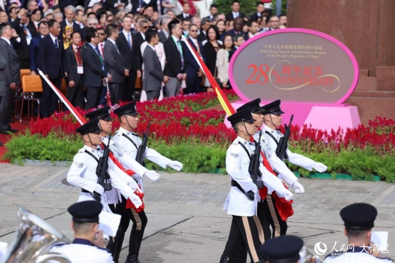 護(hù)旗方隊(duì)踏著中式步操，進(jìn)入金紫荊廣場(chǎng)。人民網(wǎng) 吳宇揚(yáng)揚(yáng)攝