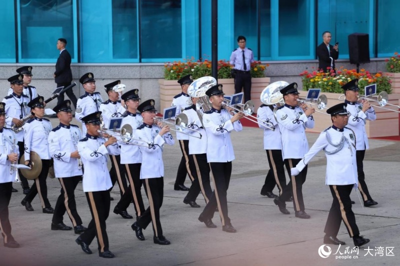 香港警察銀樂隊(duì)進(jìn)入會(huì)場。人民網(wǎng) 吳宇揚(yáng)揚(yáng)攝