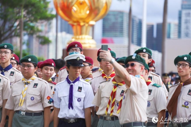 升旗儀式結束后，香港童軍總會在金紫荊廣場合影留念。人民網 吳宇揚揚攝