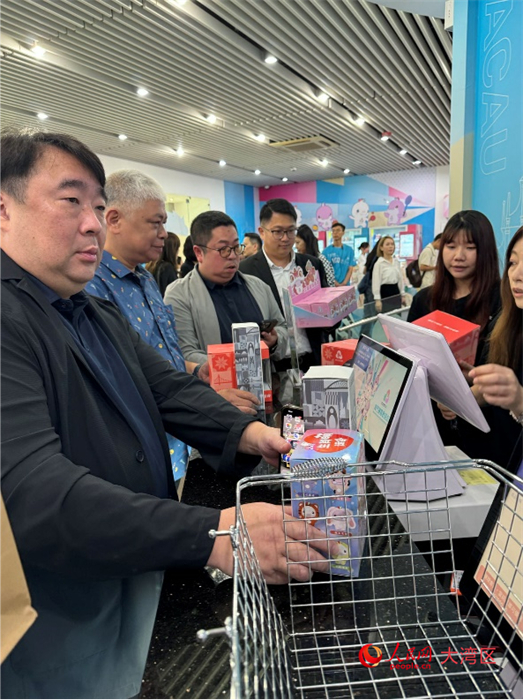 圖為許多顧客買(mǎi)到自己心儀的十五運(yùn)會(huì)紀(jì)念品。人民網(wǎng)記者 富子梅攝