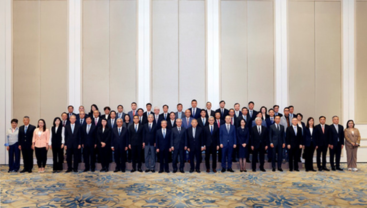 圖為岑浩輝與第七屆立法會(huì)全體議員合影。澳門特區(qū)政府新聞局供圖