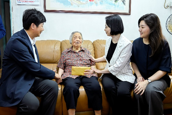 圖為澳門特區(qū)政府、國務(wù)院港澳辦、澳門中聯(lián)辦共同到吳清華女士家中慰問。澳門特區(qū)政府新聞局供圖