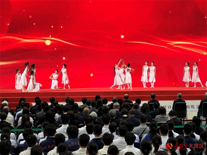 直播紀(jì)念大會(huì)開(kāi)始前，澳門(mén)學(xué)生表演舞蹈《奔涌的禮贊》。人民網(wǎng)記者 富子梅攝