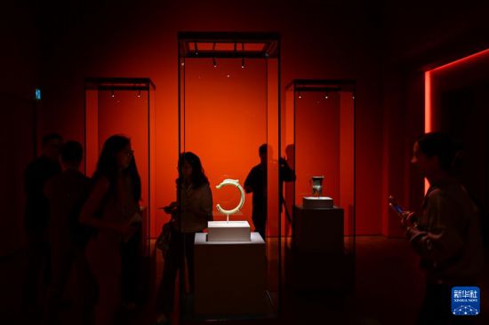 9月24日，媒體人員在香港故宮文化博物館“中華文明溯源”特展媒體預(yù)展上參觀。新華社記者 朱煒 攝