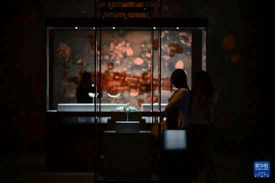  9月24日，媒體人員在香港故宮文化博物館“中華文明溯源”特展媒體預(yù)展上參觀。新華社記者 朱煒 攝