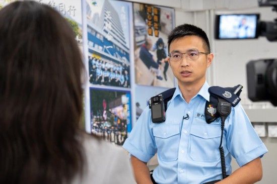 9月12日，香港港島總區(qū)機(jī)動(dòng)部隊(duì)第二小隊(duì)署理警署警長李毅群在北角警署接受記者采訪。新華社記者 朱煒 攝