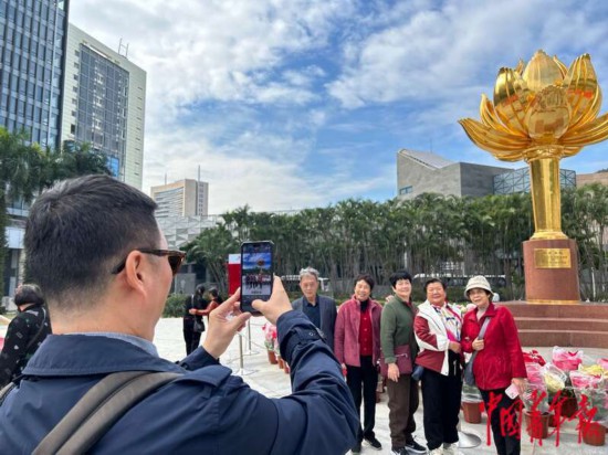 12月16日，在澳門金蓮花廣場上，游客們爭相在這里打卡拍照。中青報·中青網(wǎng)記者 寧迪/攝