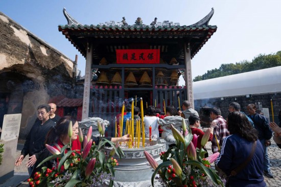 2月16日，人們?cè)诎拈T(mén)大三巴哪吒廟前上香。新華社發(fā)（張金加 攝）