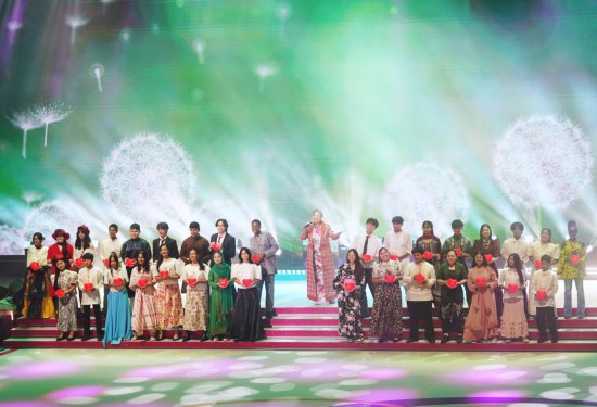 6月30日，“星耀紫荊慶回歸”晚會(huì)在香港體育館上演。新華社發(fā)（王申攝）